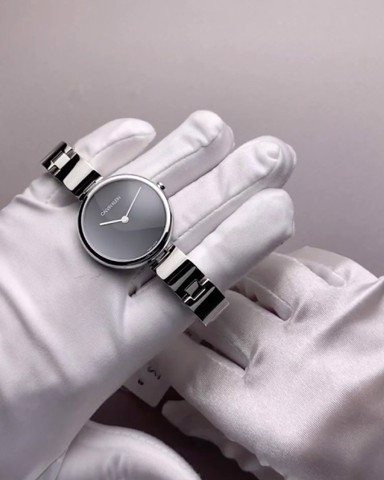 K9U23141 שעון קלווין קליין לנשים בסגנון צמיד | שעון כסוף בלוח שחור | מנגנון שווצרי איכותי | דגמים חדשים | Calvin Klein Wavy Women Quartz K9U23141 Watch