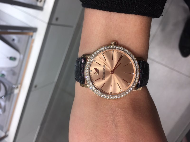 5261472 שעון יד אלגנטי ומיוחד של סברובסקי לנשים | דגם בלוח שמפניה ברצועת עור מיוחדת | מנגנון שווצרי | Quartz Crystal Rose Dial Purple Leather Ladies Watch 5261472 by Swarovski