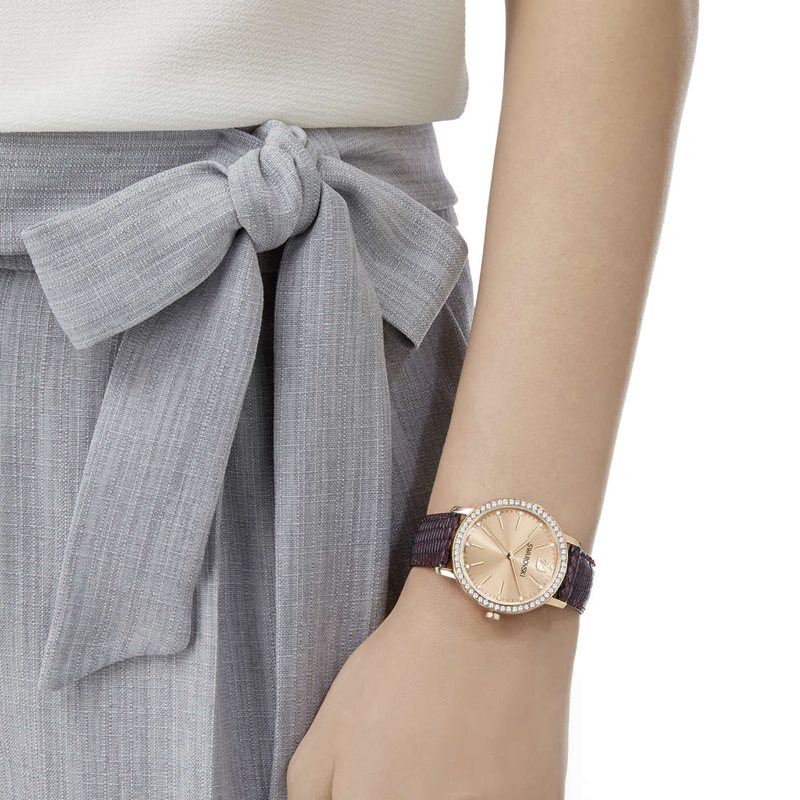 5261472 שעון יד אלגנטי ומיוחד של סברובסקי לנשים | דגם בלוח שמפניה ברצועת עור מיוחדת | מנגנון שווצרי | Quartz Crystal Rose Dial Purple Leather Ladies Watch 5261472 by Swarovski