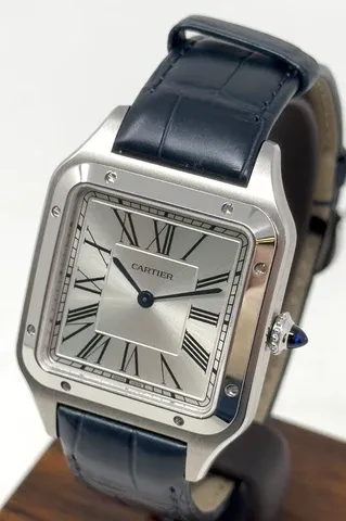 WSSA0085 שעון קרטייה סנטוס דומונד סטיל דגם יוניסקס מידה לארג | רצועת עור כחולה | סט מלא כולל 4 שנים אחריות | שעון כמו חדש במחיר יד 2 | Cartier Santos Dumont Large Steel Strap Watch, ref WSSA0085