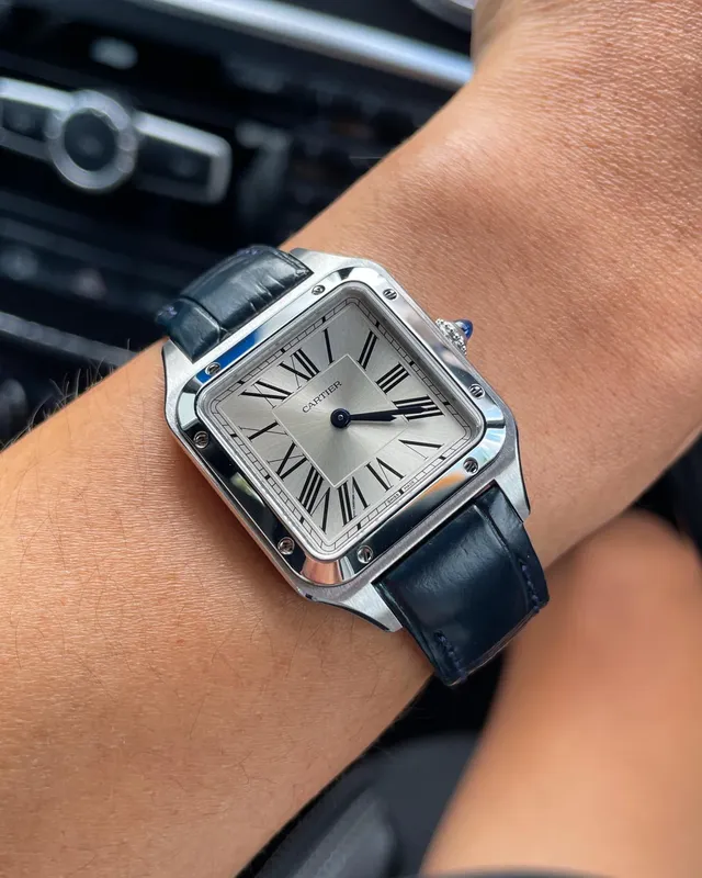 WSSA0085 שעון קרטייה סנטוס דומונד סטיל דגם יוניסקס מידה לארג | רצועת עור כחולה | סט מלא כולל 4 שנים אחריות | שעון כמו חדש במחיר יד 2 | Cartier Santos Dumont Large Steel Strap Watch, ref WSSA0085