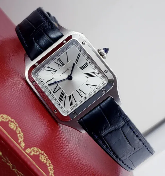 WSSA0085 שעון קרטייה סנטוס דומונד סטיל דגם יוניסקס מידה לארג | רצועת עור כחולה | סט מלא כולל 4 שנים אחריות | שעון כמו חדש במחיר יד 2 | Cartier Santos Dumont Large Steel Strap Watch, ref WSSA0085