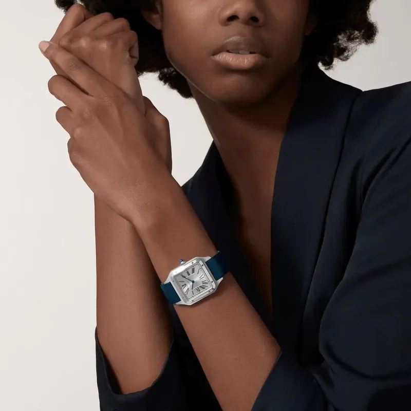 WSSA0085 שעון קרטייה סנטוס דומונד סטיל דגם יוניסקס מידה לארג | רצועת עור כחולה | סט מלא כולל 4 שנים אחריות | שעון כמו חדש במחיר יד 2 | Cartier Santos Dumont Large Steel Strap Watch, ref WSSA0085