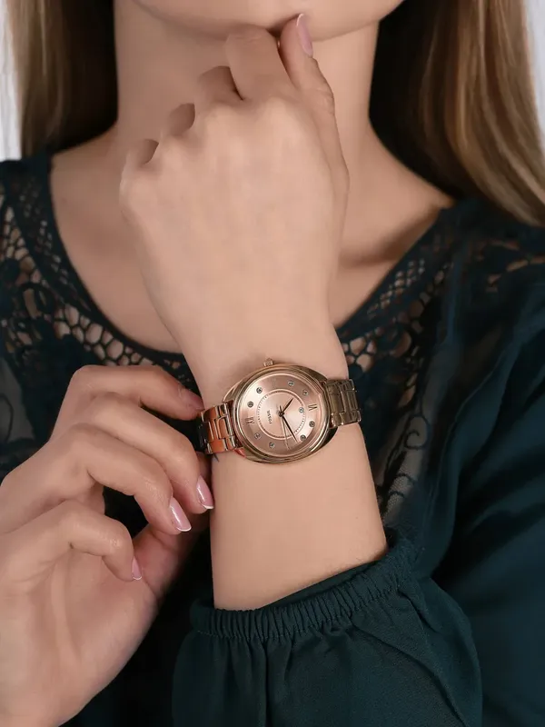 ES5070 שעון יד פוסיל לנשים | דגם רוז גולד משובץ 8 זרקונים | לוח שמפניה | מלאי מוגבל | שנתיים אחריות | ES5070 | FOSSIL Gabby Analog Watch for Women