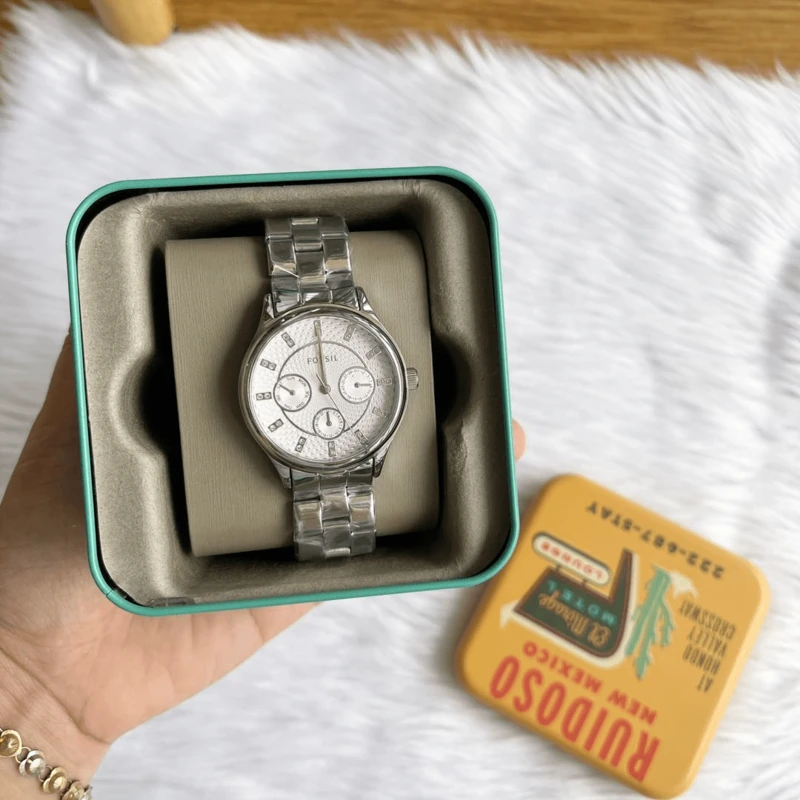 BQ1560 שעון יד פוסיל לאישה בלוח לבן מיוחד משובץ | שעון אופנתי איכותי כולל תאריכון ימים שנתיים אחריות | Fossil Modern Sophisticate Silver Watch BQ1560