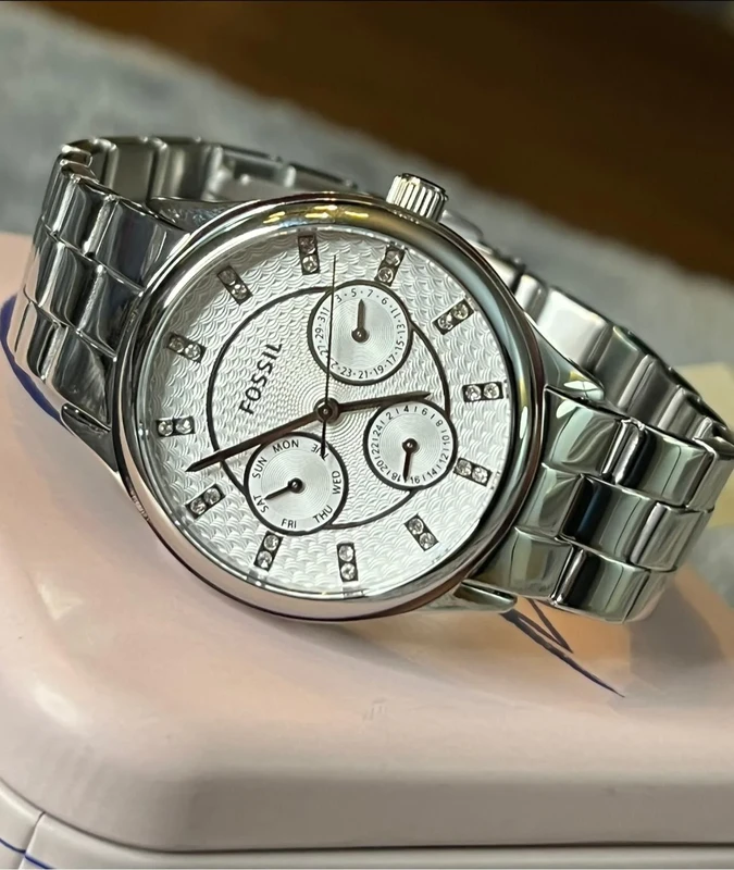 BQ1560 שעון יד פוסיל לאישה בלוח לבן מיוחד משובץ | שעון אופנתי איכותי כולל תאריכון ימים שנתיים אחריות | Fossil Modern Sophisticate Silver Watch BQ1560