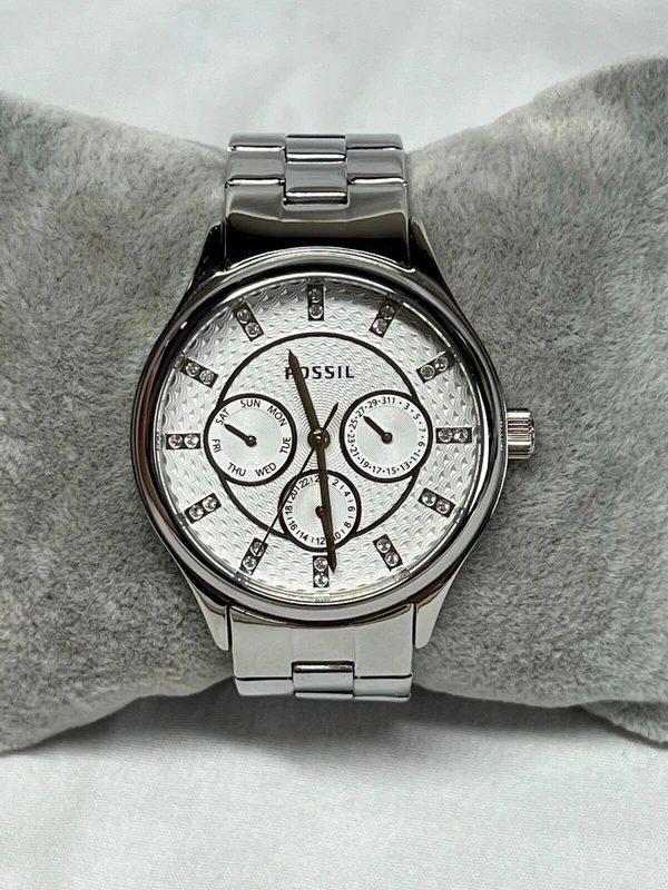 BQ1560 שעון יד פוסיל לאישה בלוח לבן מיוחד משובץ | שעון אופנתי איכותי כולל תאריכון ימים שנתיים אחריות | Fossil Modern Sophisticate Silver Watch BQ1560