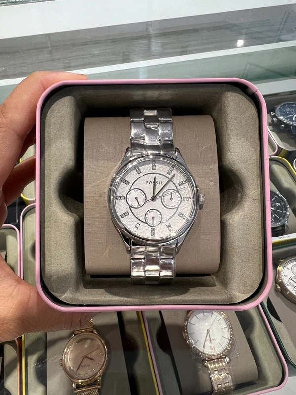 BQ1560 שעון יד פוסיל לאישה בלוח לבן מיוחד משובץ | שעון אופנתי איכותי כולל תאריכון ימים שנתיים אחריות | Fossil Modern Sophisticate Silver Watch BQ1560