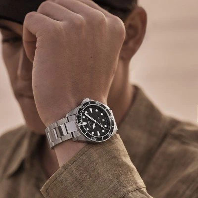 C048.410.11.051.00 שעון סרטינה החדש דגם אקשן לגברים | לוח שחור זרחני עם תאריכון | כולל 5 שנים אחריות יבואן רשמי | Certina DS Action 40mm C0484101105100