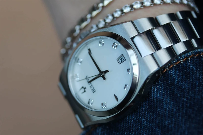 96P218 שעון יד בולבה לאישה | דגם חדש בלוח פנינה משובץ 8 יהלומים | שעון אלגנטי יוקרתי כולל שנתיים אחריות | מלאי מוגבל | Bulova Women';s Surveyor Stainless Steel Diamond Dial 96P218