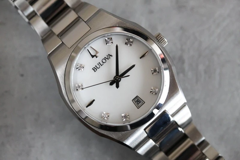 96P218 שעון יד בולבה לאישה | דגם חדש בלוח פנינה משובץ 8 יהלומים | שעון אלגנטי יוקרתי כולל שנתיים אחריות | מלאי מוגבל | Bulova Women';s Surveyor Stainless Steel Diamond Dial 96P218