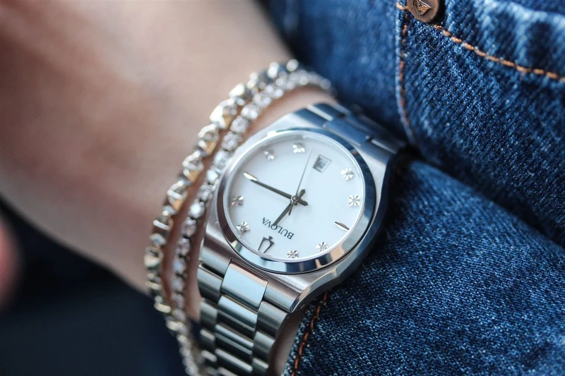 96P218 שעון יד בולבה לאישה | דגם חדש בלוח פנינה משובץ 8 יהלומים | שעון אלגנטי יוקרתי כולל שנתיים אחריות | מלאי מוגבל | Bulova Women';s Surveyor Stainless Steel Diamond Dial 96P218