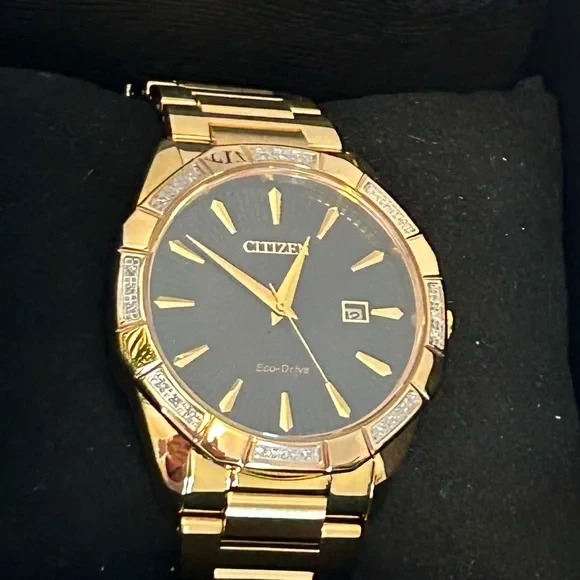 BM7542-51E שעון יוקרתי של סיטיזן לגברים | דגם זהב בלוח שחור פסים מיוחד | באזל משובץ 24 יהלומים | מנגנון אקו דרייב סולארי כולל שנתיים אחריות | Citizen Eco-Drive Classic Diamond Black Dial Gold BM7542-5