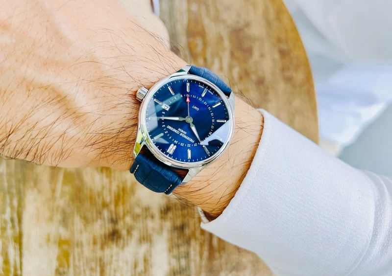 FC-252NS5B6 שעון יוקרה של פרדריק קונסטנט לגברים | דגם GMT בלוח כחול מיוחד כולל רצועת עור כחולה | Frederique Constant Classics Quartz GMT FC-252NS5B6