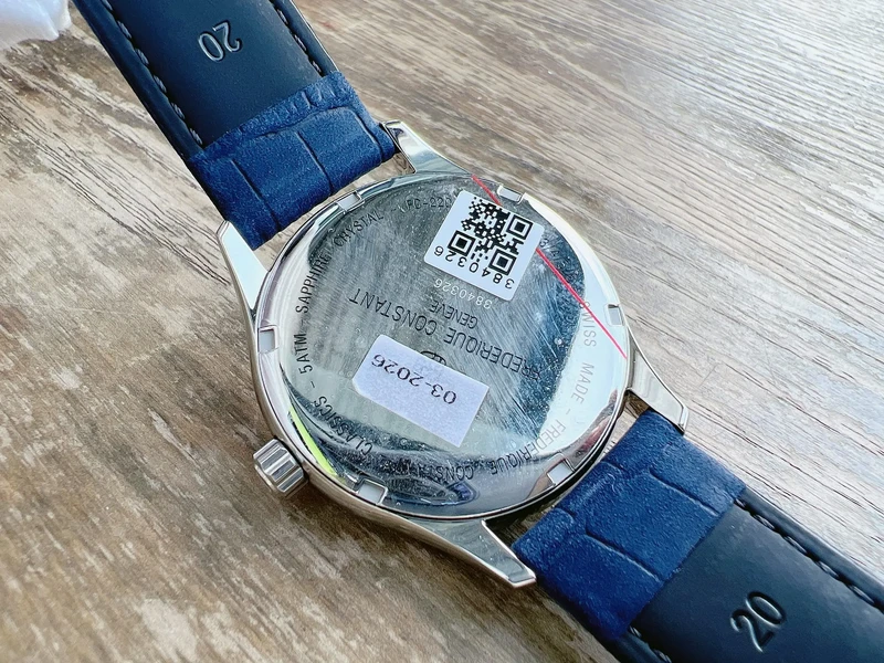 FC-252NS5B6 שעון יוקרה של פרדריק קונסטנט לגברים | דגם GMT בלוח כחול מיוחד כולל רצועת עור כחולה | Frederique Constant Classics Quartz GMT FC-252NS5B6