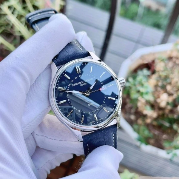 FC-252NS5B6 שעון יוקרה של פרדריק קונסטנט לגברים | דגם GMT בלוח כחול מיוחד כולל רצועת עור כחולה | Frederique Constant Classics Quartz GMT FC-252NS5B6
