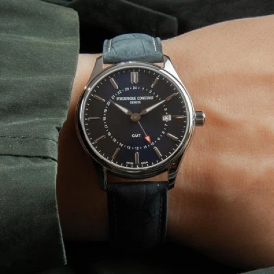 FC-252NS5B6 שעון יוקרה של פרדריק קונסטנט לגברים | דגם GMT בלוח כחול מיוחד כולל רצועת עור כחולה | Frederique Constant Classics Quartz GMT FC-252NS5B6