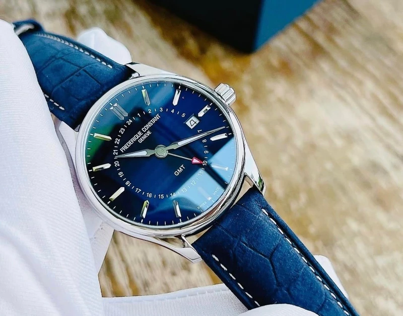 FC-252NS5B6 שעון יוקרה של פרדריק קונסטנט לגברים | דגם GMT בלוח כחול מיוחד כולל רצועת עור כחולה | Frederique Constant Classics Quartz GMT FC-252NS5B6