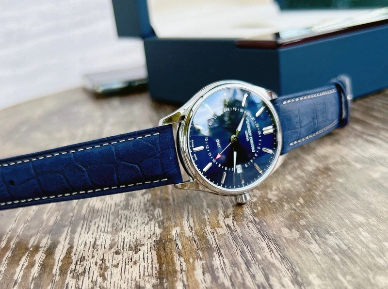 FC-252NS5B6 שעון יוקרה של פרדריק קונסטנט לגברים | דגם GMT בלוח כחול מיוחד כולל רצועת עור כחולה | Frederique Constant Classics Quartz GMT FC-252NS5B6