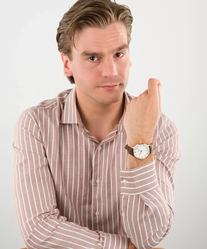 CW0101501002 שעון אלגנטי לגברים של קלוז | דגם רוז גולד ברצועת עור חומה קלאסית | לוח בהיר עם תאריכון | שנתיים אחריות יבואן רשמי | Cluse Brown Aravis Watch CW0101501002