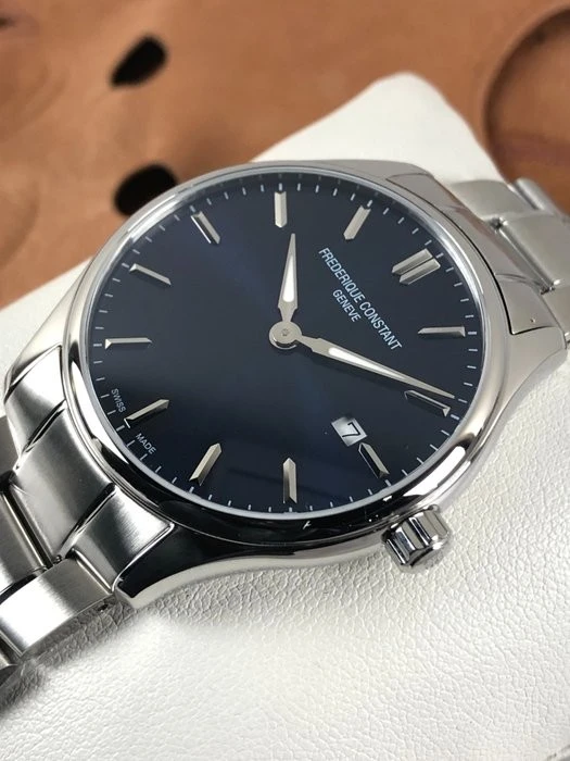 FC-220NS5B6B שעון יוקרתי לגברים של פרדריק קונסטנט | דגם ספורטיבי אלגנטי בלוח כחול מהמם | לוח זרחני כולל שנתיים אחריות יבואן רשמי | Frederique Constant Classics Quartz Blue 40mm. FC-220NS5B6B