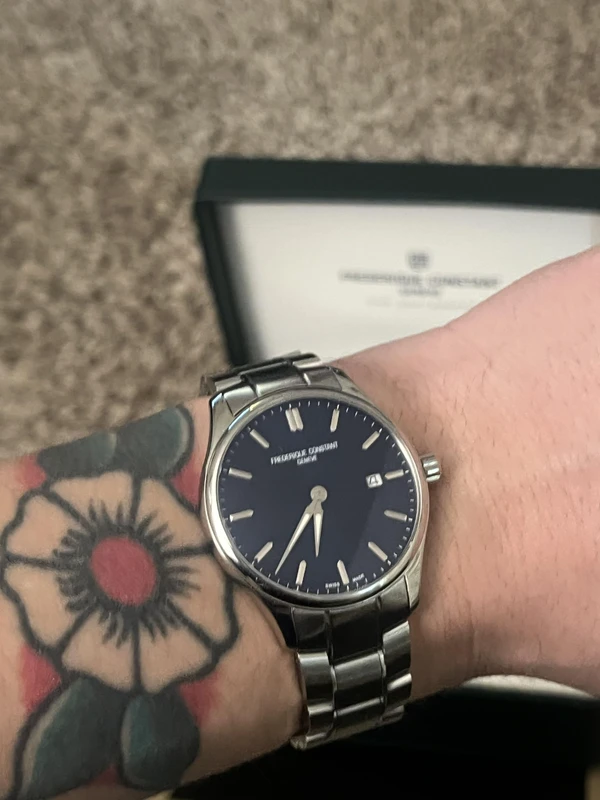 FC-220NS5B6B שעון יוקרתי לגברים של פרדריק קונסטנט | דגם ספורטיבי אלגנטי בלוח כחול מהמם | לוח זרחני כולל שנתיים אחריות יבואן רשמי | Frederique Constant Classics Quartz Blue 40mm. FC-220NS5B6B