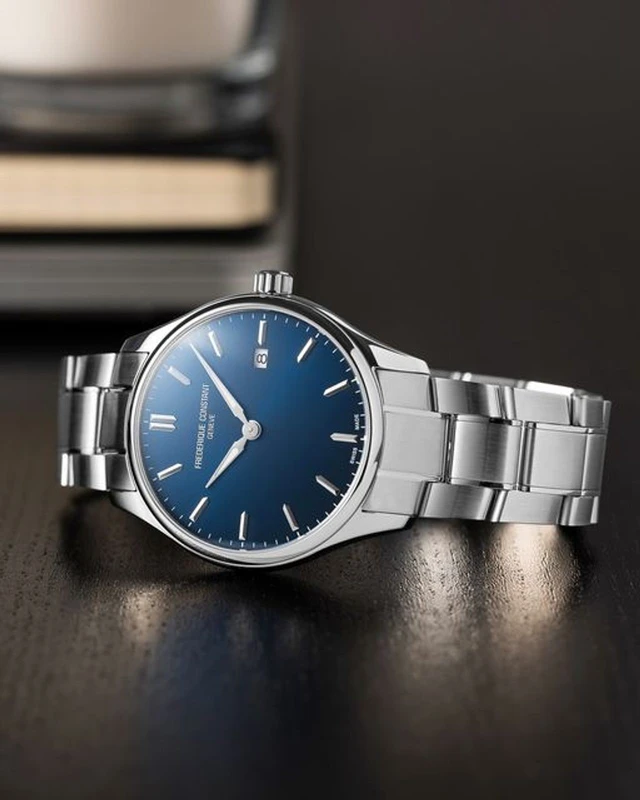 FC-220NS5B6B שעון יוקרתי לגברים של פרדריק קונסטנט | דגם ספורטיבי אלגנטי בלוח כחול מהמם | לוח זרחני כולל שנתיים אחריות יבואן רשמי | Frederique Constant Classics Quartz Blue 40mm. FC-220NS5B6B