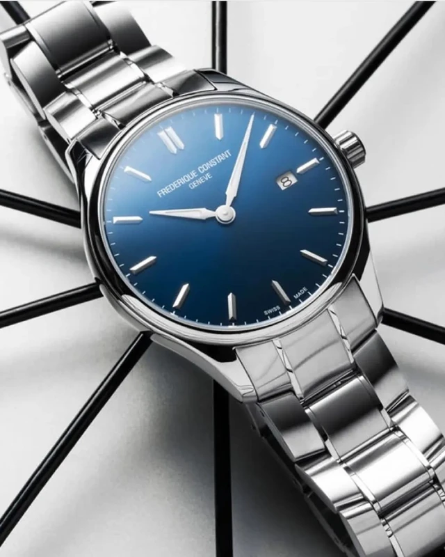 FC-220NS5B6B שעון יוקרתי לגברים של פרדריק קונסטנט | דגם ספורטיבי אלגנטי בלוח כחול מהמם | לוח זרחני כולל שנתיים אחריות יבואן רשמי | Frederique Constant Classics Quartz Blue 40mm. FC-220NS5B6B
