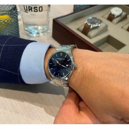 FC-220NS5B6B שעון יוקרתי לגברים של פרדריק קונסטנט | דגם ספורטיבי אלגנטי בלוח כחול מהמם | לוח זרחני כולל שנתיים אחריות יבואן רשמי | Frederique Constant Classics Quartz Blue 40mm. FC-220NS5B6B