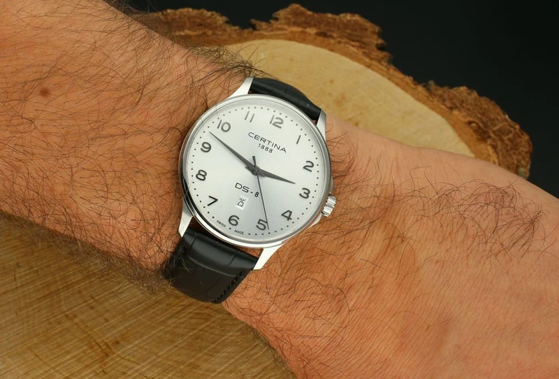 C045.410.16.032.00 שעון סרטינה דגם חדש לגברים די אס 8 | דגם אלגנטי בלוח כסוף מספרים כולל תאריכון | רצועת עור שחורה | 5 שנים אחריות יבואן רשמי | Certina DS-8 Gent 40 mm C0454101603200