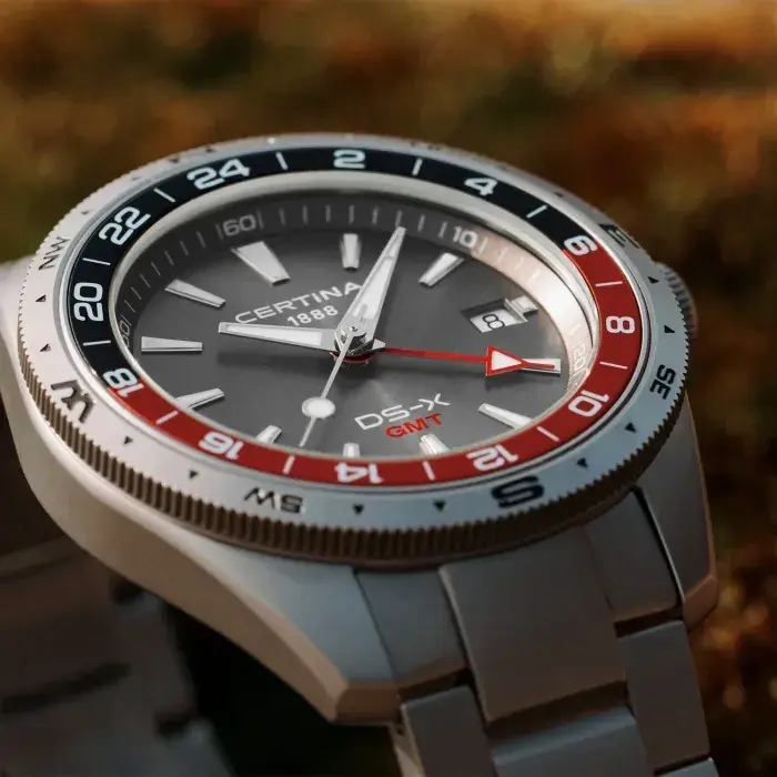C047.452.11.081.01 שעון סרטינה חדש מסדרת DS-X | דגם משולב באזל אדום עם מצפן | GMT כולל 5 שנים אחריות | Certina DS-X GMT 41mm Mens Watch C0474521108101
