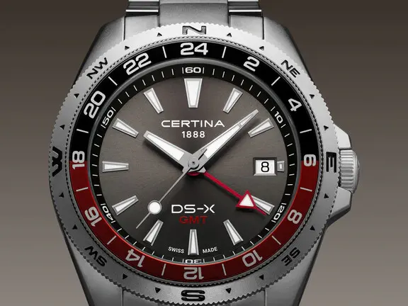 C047.452.11.081.01 שעון סרטינה חדש מסדרת DS-X | דגם משולב באזל אדום עם מצפן | GMT כולל 5 שנים אחריות | Certina DS-X GMT 41mm Mens Watch C0474521108101
