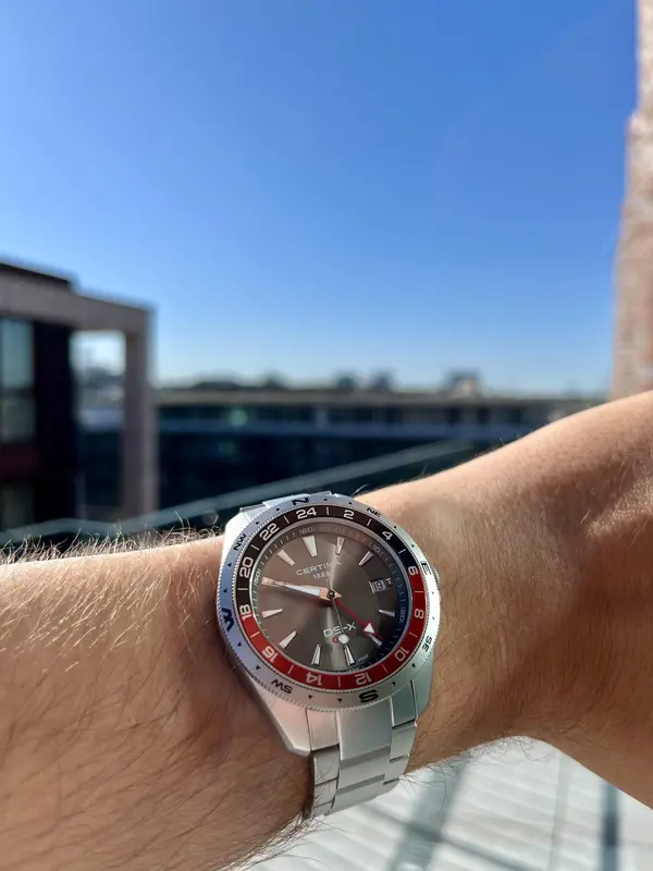 C047.452.11.081.01 שעון סרטינה חדש מסדרת DS-X | דגם משולב באזל אדום עם מצפן | GMT כולל 5 שנים אחריות | Certina DS-X GMT 41mm Mens Watch C0474521108101