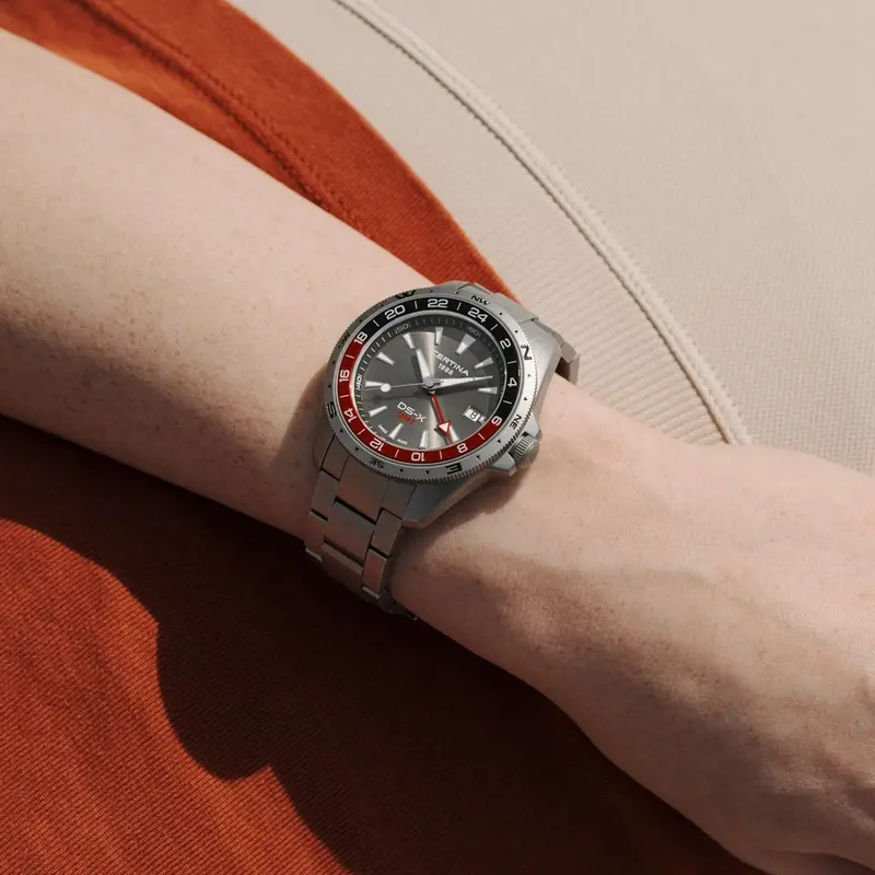 C047.452.11.081.01 שעון סרטינה חדש מסדרת DS-X | דגם משולב באזל אדום עם מצפן | GMT כולל 5 שנים אחריות | Certina DS-X GMT 41mm Mens Watch C0474521108101