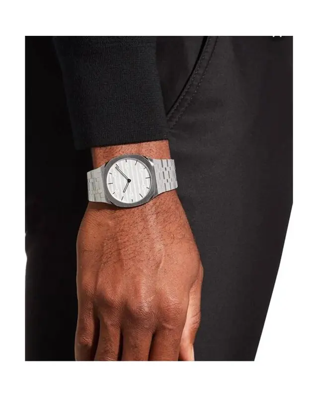 YA163407 שעון יד גוצי דגם H25 דק מאד רק 4.5 מ';';מ לוח כסוף ממותג | שעון אופנה יוקרתי שווצרי | יד 2 שמור מאד נקנה אצל היבואן הרשמי | GUCCI 25H YA163407 Silver Quartz Unisex Watch