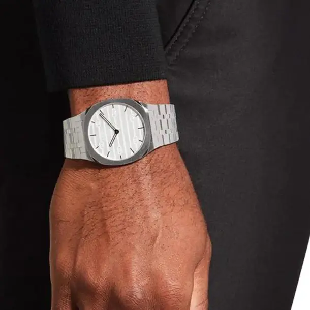 YA163407 שעון יד גוצי דגם H25 דק מאד רק 4.5 מ';';מ לוח כסוף ממותג | שעון אופנה יוקרתי שווצרי | יד 2 שמור מאד נקנה אצל היבואן הרשמי | GUCCI 25H YA163407 Silver Quartz Unisex Watch