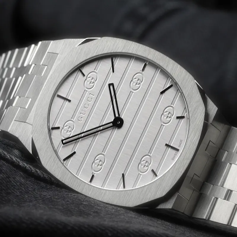 YA163407 שעון יד גוצי דגם H25 דק מאד רק 4.5 מ';';מ לוח כסוף ממותג | שעון אופנה יוקרתי שווצרי | יד 2 שמור מאד נקנה אצל היבואן הרשמי | GUCCI 25H YA163407 Silver Quartz Unisex Watch