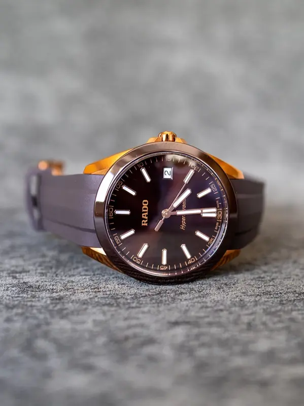 R62813130 | R32281309 שעון ראדו יבואן רשמי לגברים | דגם חדש מסדרת הייפרכרום | דגם ספורט אלגנטי ברצועת סיליקון חומה | לוח חום זרחני | Rado Hyperchrome Brown Dial Rubber Strap Watch R32281309