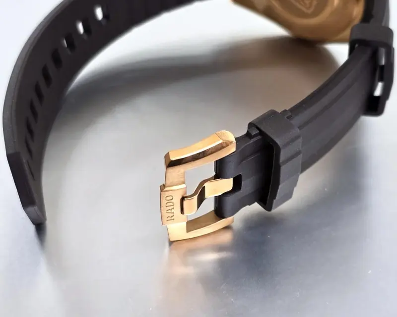 R62813130 | R32281309 שעון ראדו יבואן רשמי לגברים | דגם חדש מסדרת הייפרכרום | דגם ספורט אלגנטי ברצועת סיליקון חומה | לוח חום זרחני | Rado Hyperchrome Brown Dial Rubber Strap Watch R32281309