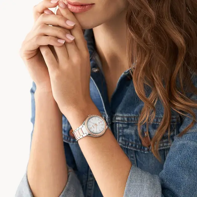 BQ3844 שעון פוסיל לאישה | דגם משולב זהב רוז גולד בלוח פנינה | שעון אופנתי משובץ זרקונים | שנתיים אחריות - מלאי מוגבל | Fossil Ashtyn Three-Hand Date Two-Tone Stainless Steel Women';s Watch - BQ3844