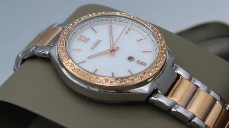 BQ3844 שעון פוסיל לאישה | דגם משולב זהב רוז גולד בלוח פנינה | שעון אופנתי משובץ זרקונים | שנתיים אחריות - מלאי מוגבל | Fossil Ashtyn Three-Hand Date Two-Tone Stainless Steel Women';s Watch - BQ3844