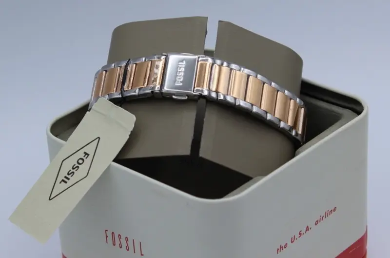 BQ3844 שעון פוסיל לאישה | דגם משולב זהב רוז גולד בלוח פנינה | שעון אופנתי משובץ זרקונים | שנתיים אחריות - מלאי מוגבל | Fossil Ashtyn Three-Hand Date Two-Tone Stainless Steel Women';s Watch - BQ3844