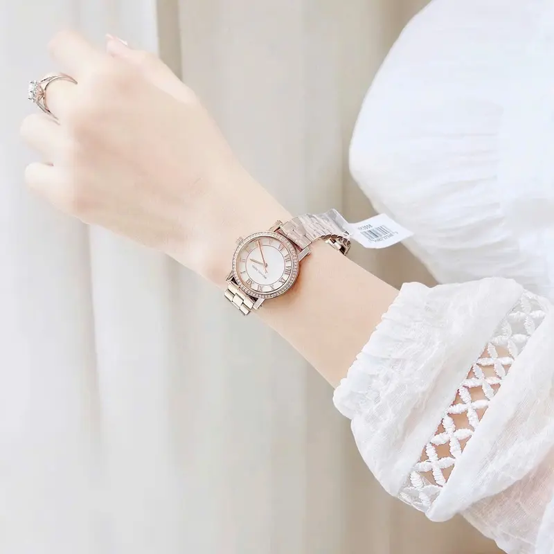 MK3558 שעון מייקל קורס רוז גולד לנשים | דגם חדש בלוח פנינה עם ספרות רומיות | רצועת פלדה | שנתיים אחריות | Original Michael Kors Analog Watch For Women Norie Petite MK3558