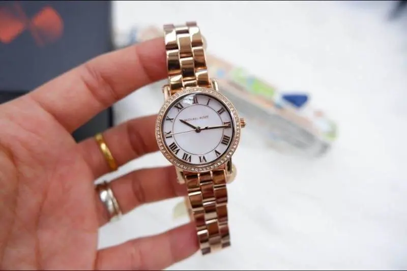 MK3558 שעון מייקל קורס רוז גולד לנשים | דגם חדש בלוח פנינה עם ספרות רומיות | רצועת פלדה | שנתיים אחריות | Original Michael Kors Analog Watch For Women Norie Petite MK3558