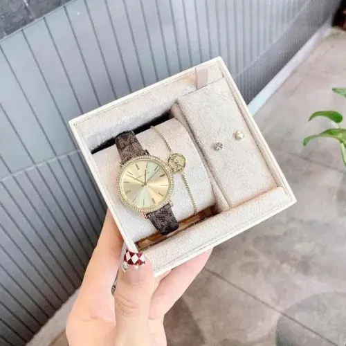 MKO9001SET שעון מייקל קורס לאישה | מארז מיוחד הכולל צמיד ועגילים תואמים | רצועת עור ממותגת |באזל משובץ אבנים | מלאי מוגבל | שנתיים אחריות | Michael Kors MKO9001SET Addyson Gift Set