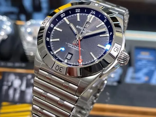 A32398101B1A1 שעון ברייטלינג כרונומט החדש יד 2 שנת 23 סט מלא | שעוון שמור מאד בלוח שחור | דגם GMT Breitling Chronomat Automatic GMT 40 Black Dial