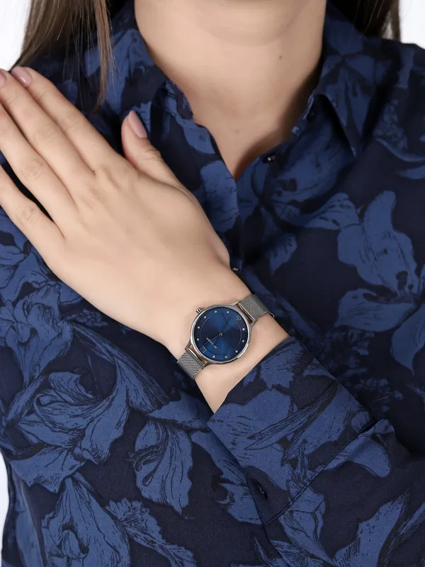 SKW2307 שעון יד סקאגן לאישה | דגם מיוחד בלוח כחול כולל 12 זרקונים בלוח | רצועת רשת אופנתית ונוחה | שנתיים אחריות יבואן רשמי | Skagen Stainless Steel Mesh SKW2307 watch