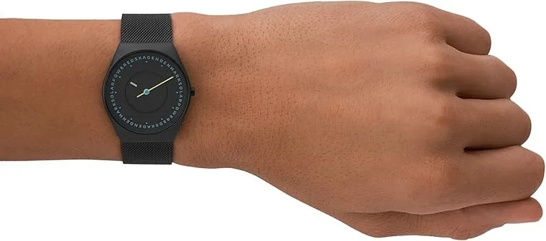 SKW6874 שעון סולארי של סקאגן לגברים | דגם אופנתי בלוח מרשים ומיוחד | רצועת רשת וקייס מושחרים | שנתיים אחריות יבואן רשמי | Skagen Grenen Solar Powered SKW6874 men';s watch