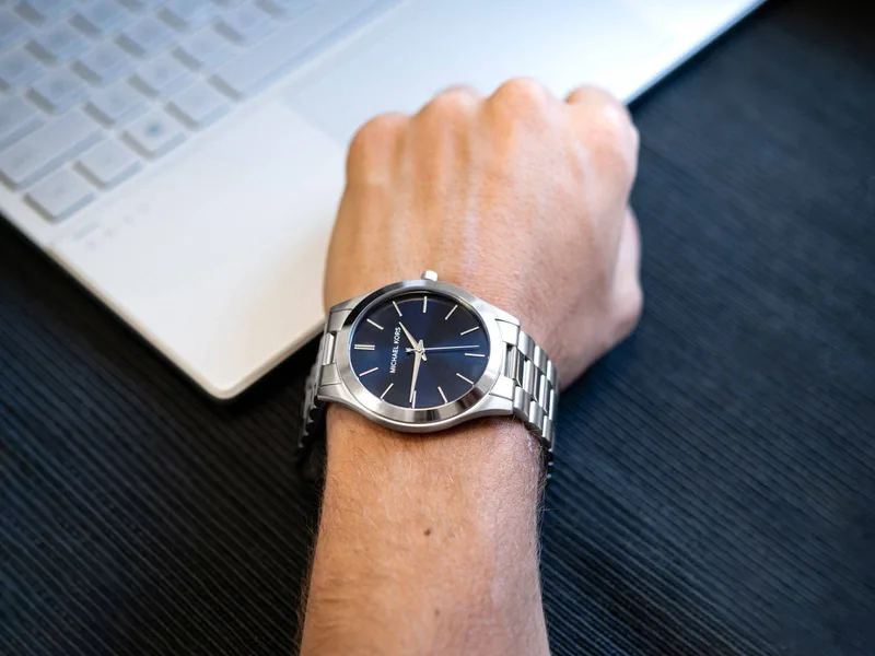 MK1060SET שעון מייקל קורס יבואן רשמי לגברים | דגם לגברים במארז מתנה כולל ארנק | לוח כחול פסים עם שנתיים אחריות פלאנט | Michael Kors MK1060SET Mens Slim Runway Watch