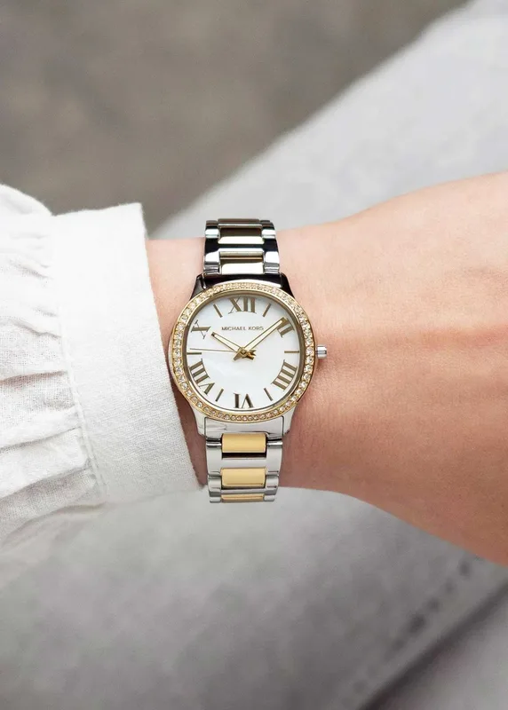 MK4910 שעון מייקל קורס יבואן רשמי | דגם חדש לאישב משולב זהב בלוח פנינה רומי | באזל משובץ זרקונים כולל שנתיים אחריות פלאנטי טיים | Michael Kors Sage Quartz Ladies Watch MK4910